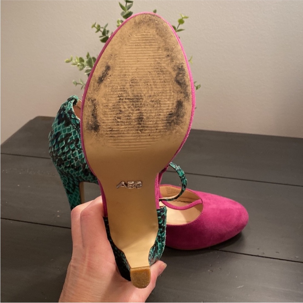 ABS Allen Schwartz T-Strap Reptile and Suede Color-block Heels Size 8 - Picture 7 of 11